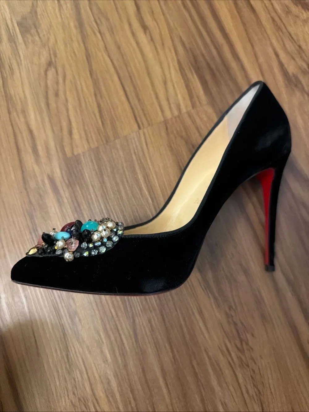 Christian Louboutin Diva Cora 100 Black Velvet Jeweled Heart Pumps 38.5